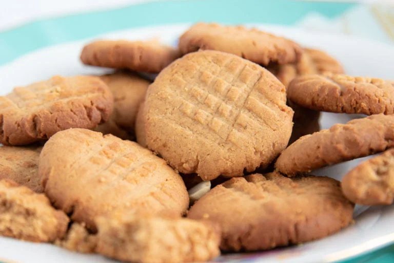 pindakoeken met pindakaas antilliaanse leter di pinda letter