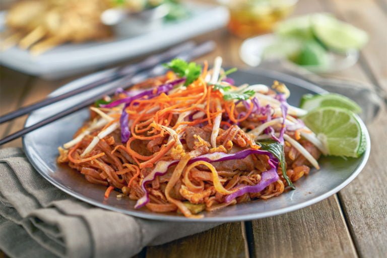Pad thai gai rijstnoedels met kip roerbak recept