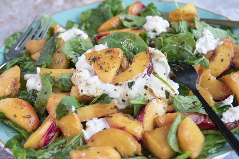 salade van burrata, nectarine en ananas. Met spinazie. Recept.