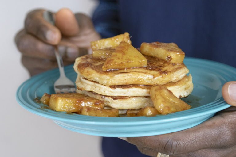 kokospannenkoeken met gebakken ananas in rumsaus recept soulfood