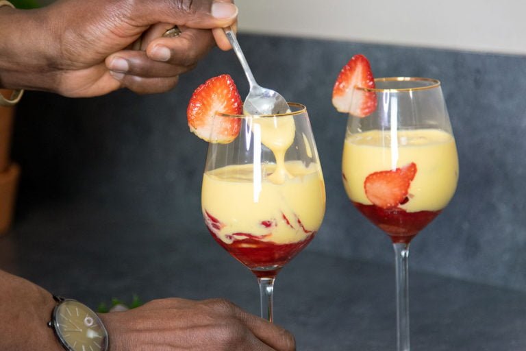 zabaglione met sinaasappel en aardbeien