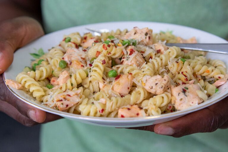 10 minute pasta met zalm, doperwtjes en courgette Jurino