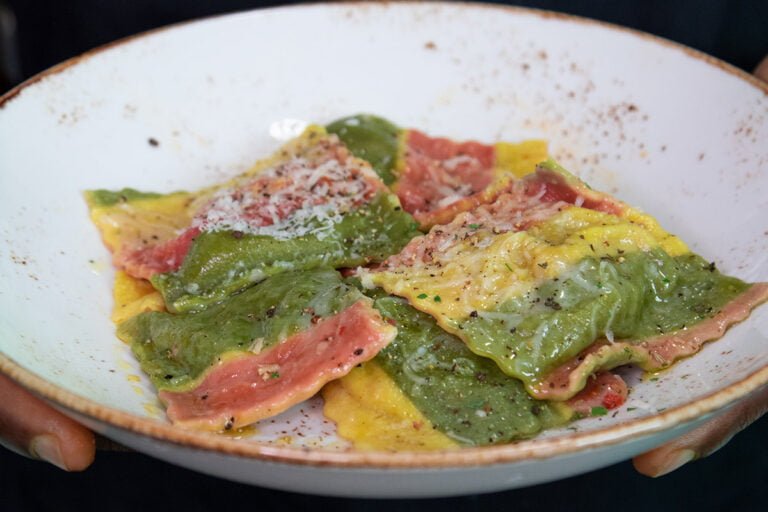 rasta ravioli gevuld met kip, in drie kleuren