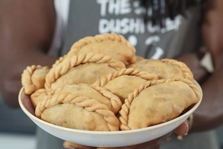 Two things that are irresistibly delicious: pastechi and oxtail / oxtail. Something even better? Combine the two! Oxtail pastechi.