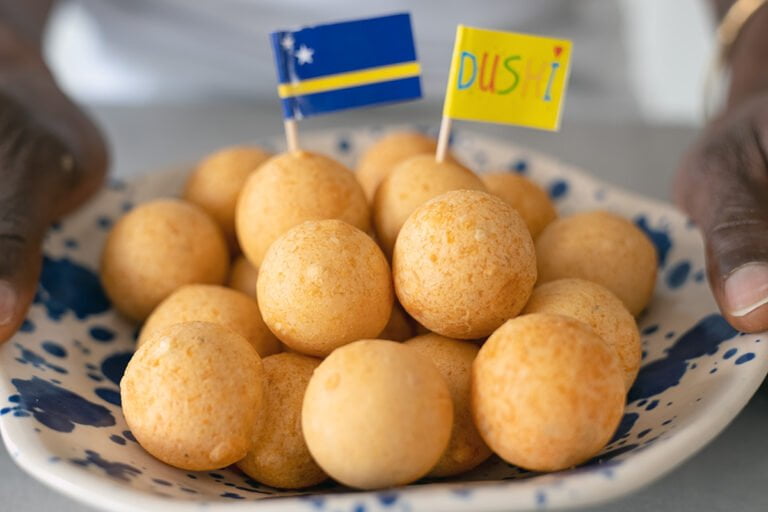 Antilliaanse kaasballetjes recept van de Super Dushi Chef Jurino