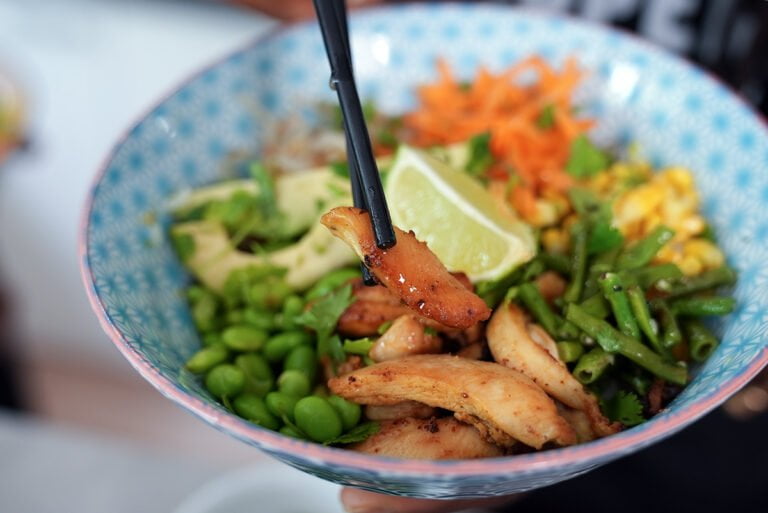 Deze Caribische versie van de poké bowl maak ik met rijst, kip en kousenband. Inclusief lekkere sweet & spicy saus!