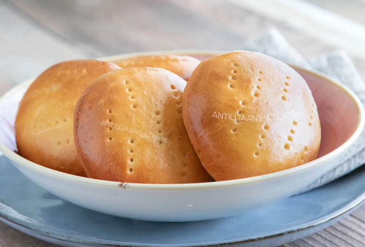 Freshly baked Pan Será bread rolls
