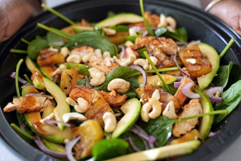 Deze Caribische salade met gegrilde kip is een perfect zomers gerecht. Met gegrilde ananas, avocado en spinazie. (incl. video!)