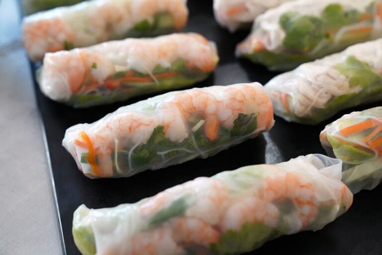 spring rolls met garnalen of kipfilet op een bord. Video en recept.