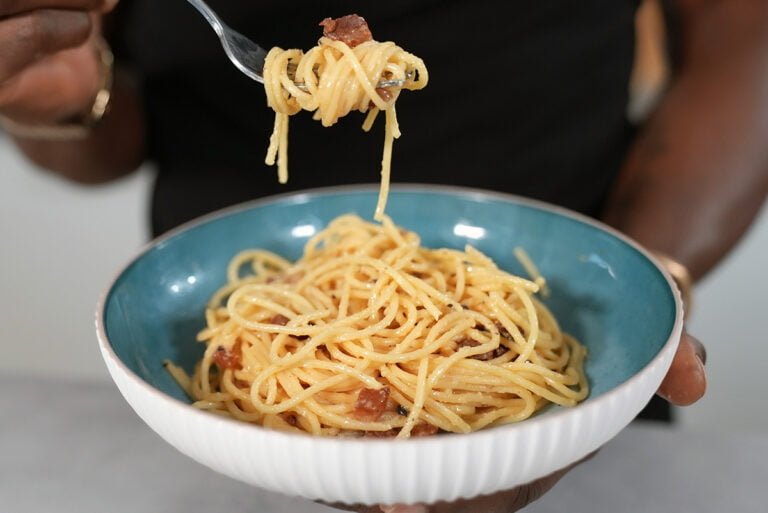 spaghetti carbonara in een blauw bord.