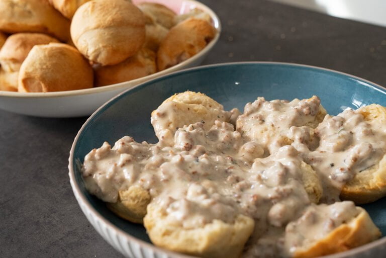 biscuits and gravy op een blauw bord recept