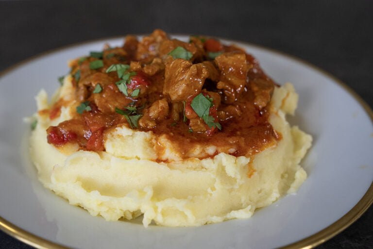 Boterzacht: Met paprika, gember en lekker veel specerijen is dit écht mijn favoriete recept om lamsvlees te stoven.