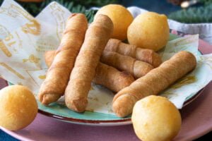 Caribische snacks. Antilliaanse hapjes zoals pastechi, kaasballetjes en johnny cakes