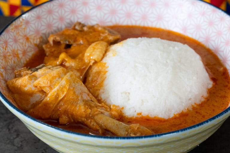 Nkate Nkwan Ghanese pindasoep uit Ghana, met rijstballen / omo tuo