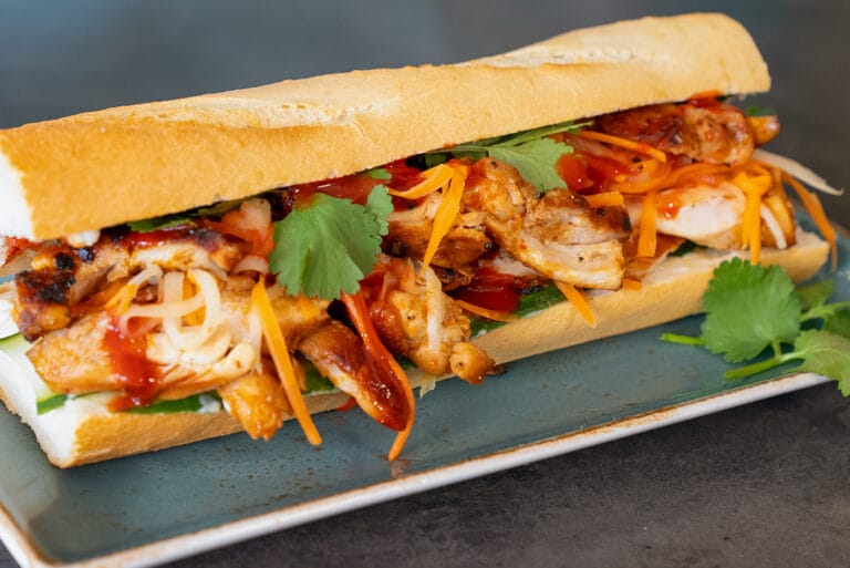 Vietnamese Chicken Bánh Mì is een iconisch broodje uit Vietnam. Lekker met ingelegde groenten en sriracha! Bánh Mì kun je maken met steak, varkensvlees en natuurlijk ook met kip. In dit geval ga ik voor het laatste.