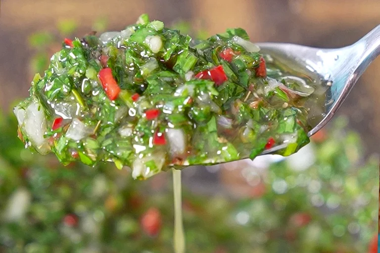 Zelf chimichurri saus maken met dit recept uit Argentinië